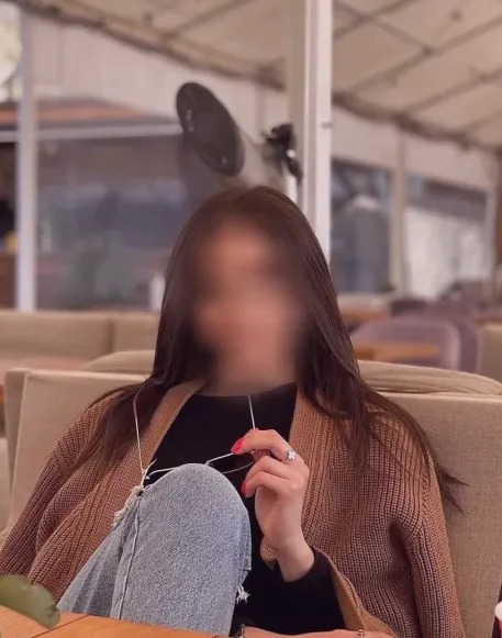 Alexandra, 26