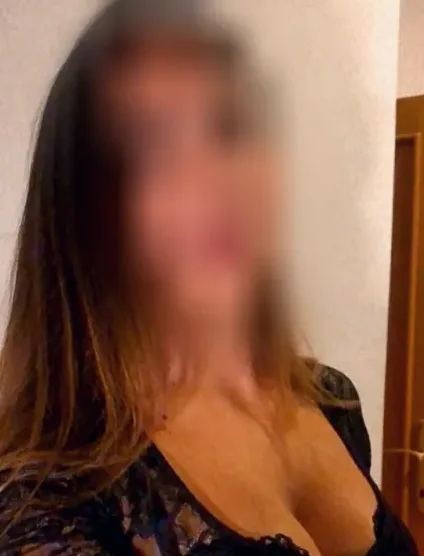 Amina, 28