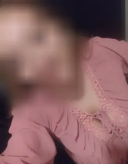 Amina, 28