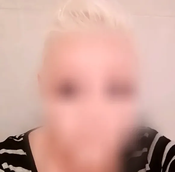 Andrea, 39