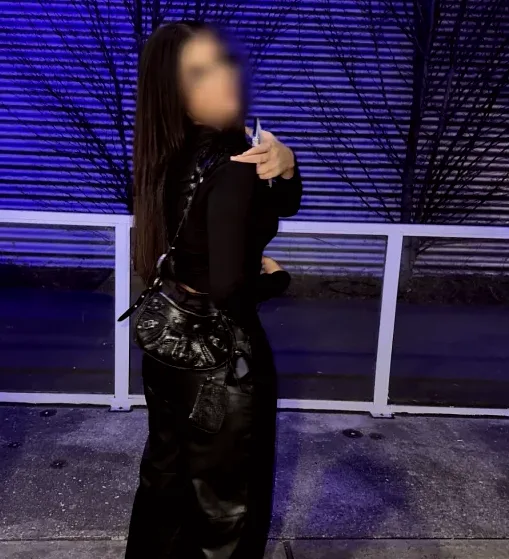 Bettina, 19