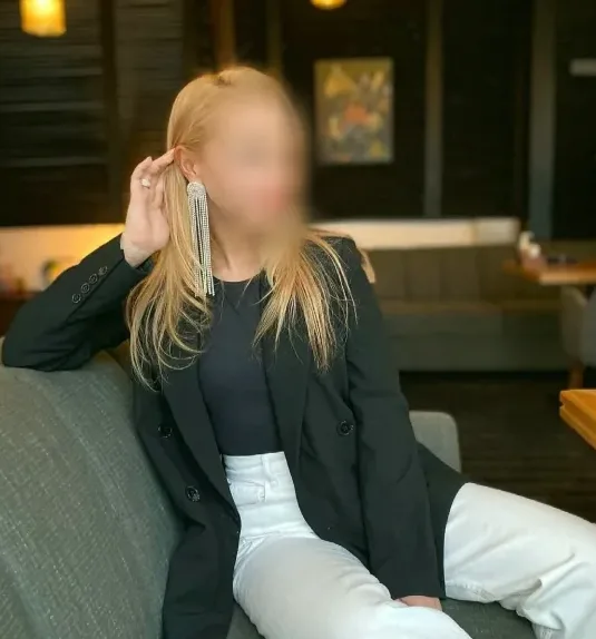 Emina, 32