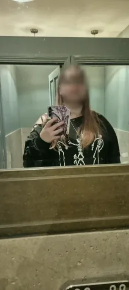 Laura, 21