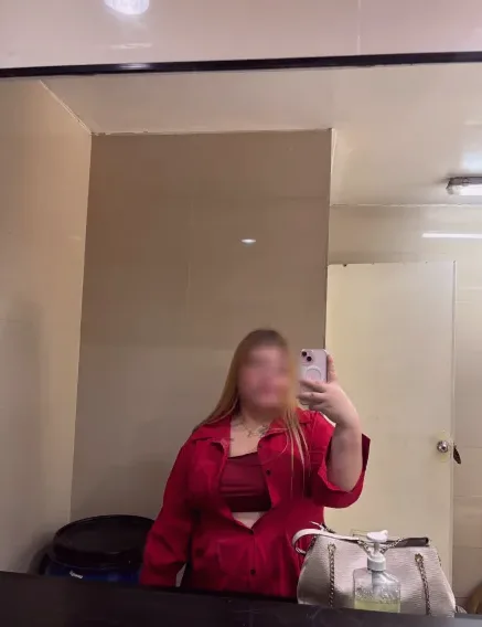 Laura, 26