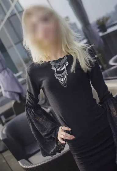 Nikolina, 25
